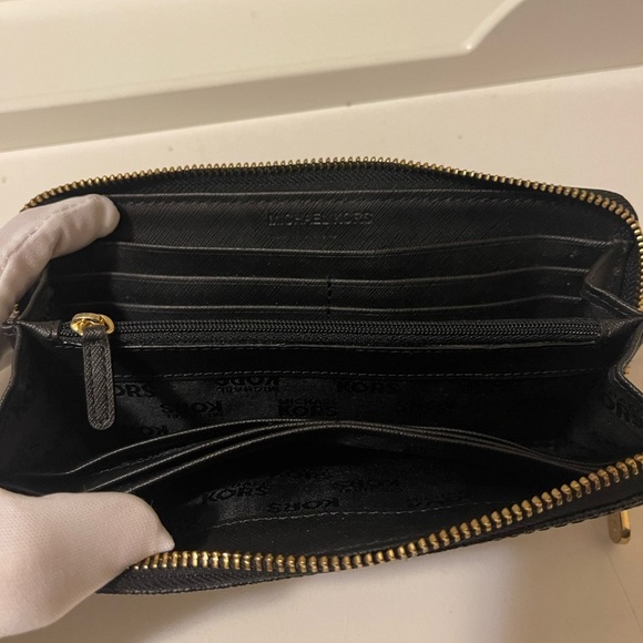 Michael Kors Black Jet Set
Zip Around Wallet Silver... - Picture 10 of 12